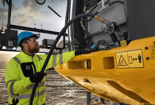 Čovjek obavlja održavanje na Volvo CE mašini, koristeći originalne rezervne dijelove i servisne alate.