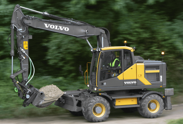 Volvo CE bager točkaš u radu na gradilištu.