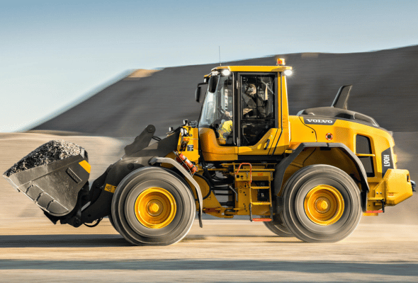 Volvo CE utovarivač u radu na gradilištu.