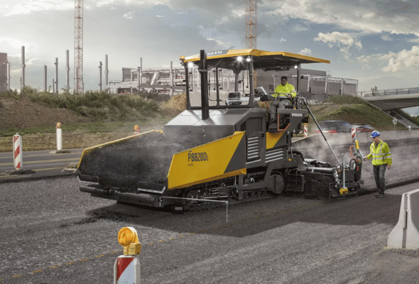 Volvo CE finišer i valjak u radu na asfaltiranju puta.