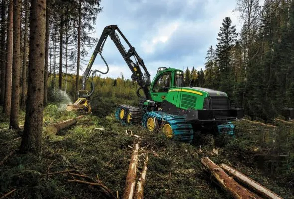 John Deere šumske i poljoprivredne mašine u radu, simbol efikasnosti i pouzdanosti.