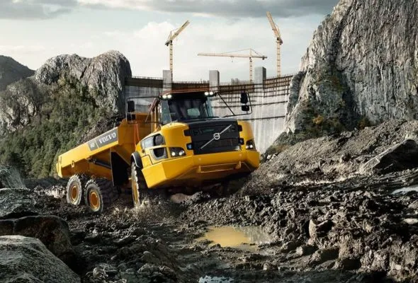 Volvo CE strojevi u akciji, prikazujući efikasnost i snagu njihove građevinske opreme