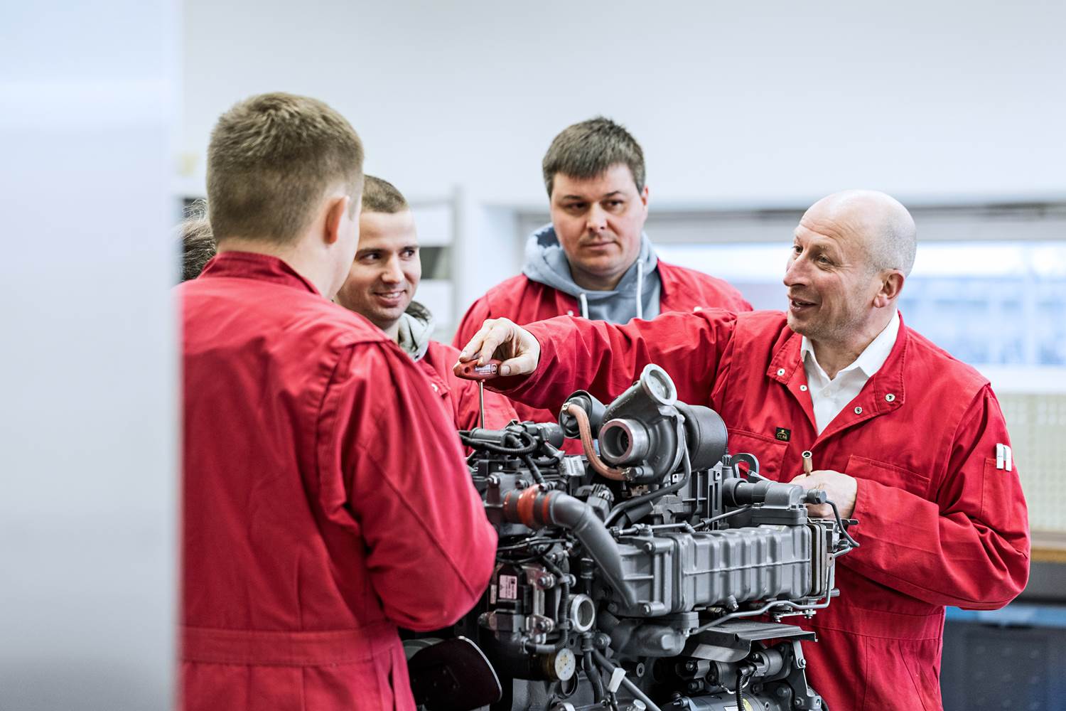 Tim mehaničara na servisu Deutz motora "Četiri mehaničara rade na održavanju Deutz motora.