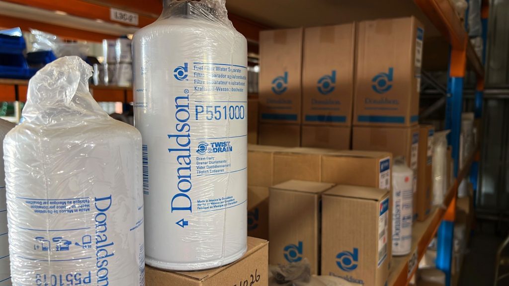 Donaldson P551000 filter ispred skladišta s raznim filterima.