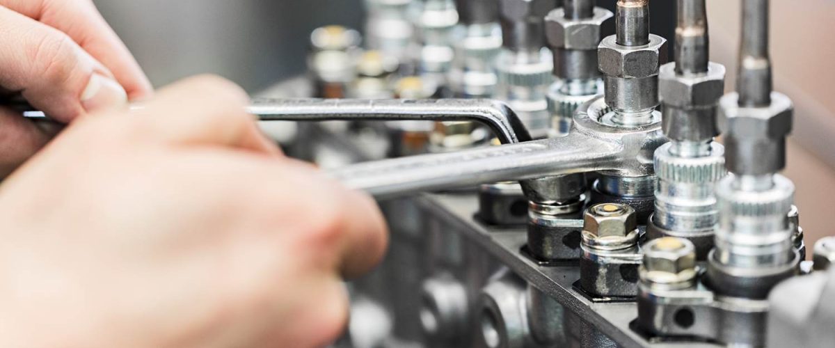 Popravka Deutz motora u servisu Mehaničar radi na Deutz motoru koristeći ključeve.