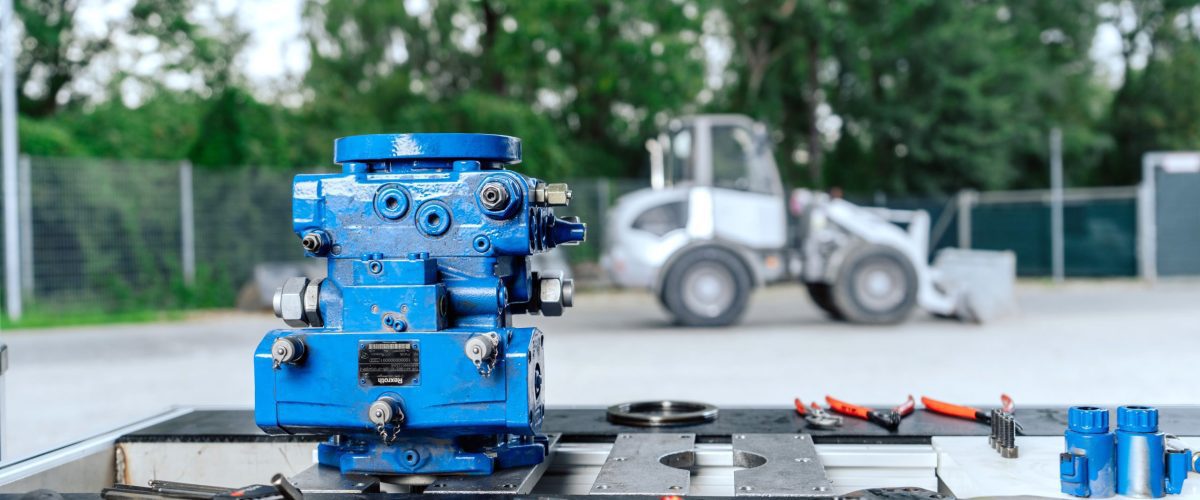 Rexroth pumpa na radnom stolu – Detaljno servisiranje Rexroth pumpa na radnom stolu za servisiranje i analizu.